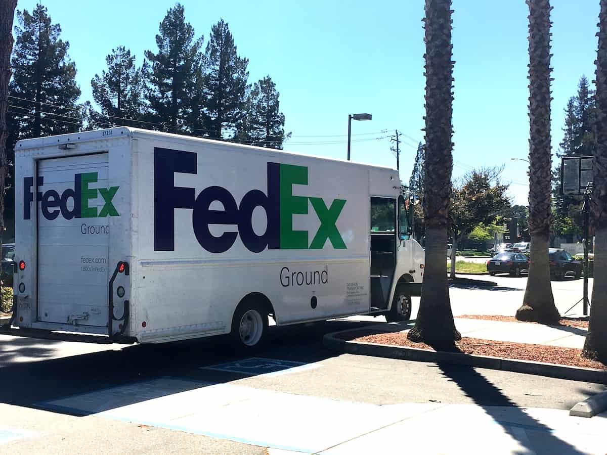 Caminhão de entrega FedEx