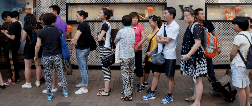 uma longa fila de clientes em uma loja de varejo