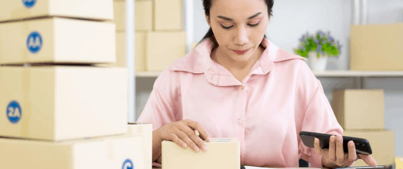 Mulher processando retorno de comércio eletrônico