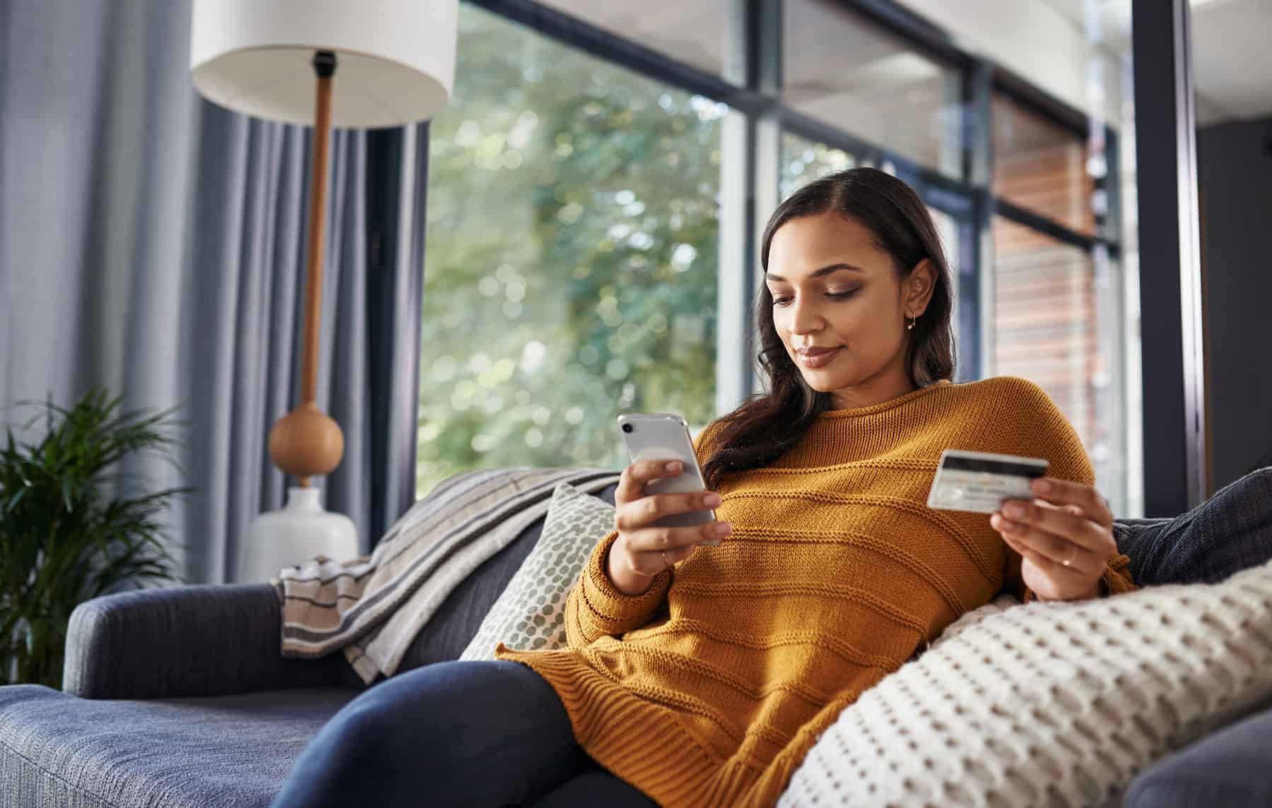 Mulher fazendo compras em um telefone celular