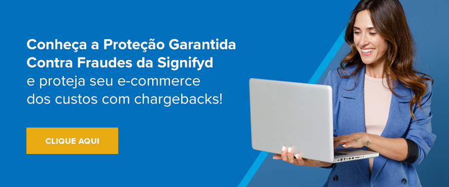 Arte em fundo azul com o texto: 'Conheça a Proteção Garantida Contra Fraudes da Signifyd e proteja seu e-commerce dos custos com chargebacks!'. Abaixo, botão amarelo com a frase 'Clique aqui'. Ao lado, mulher sorridente de blazer azul segura e digita em um notebook.