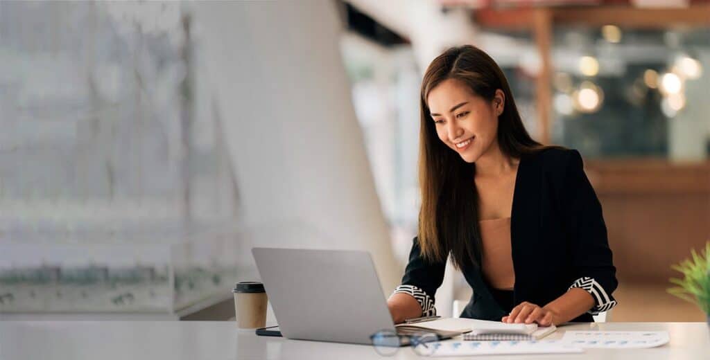 Imagem de uma mulher olhando o computador