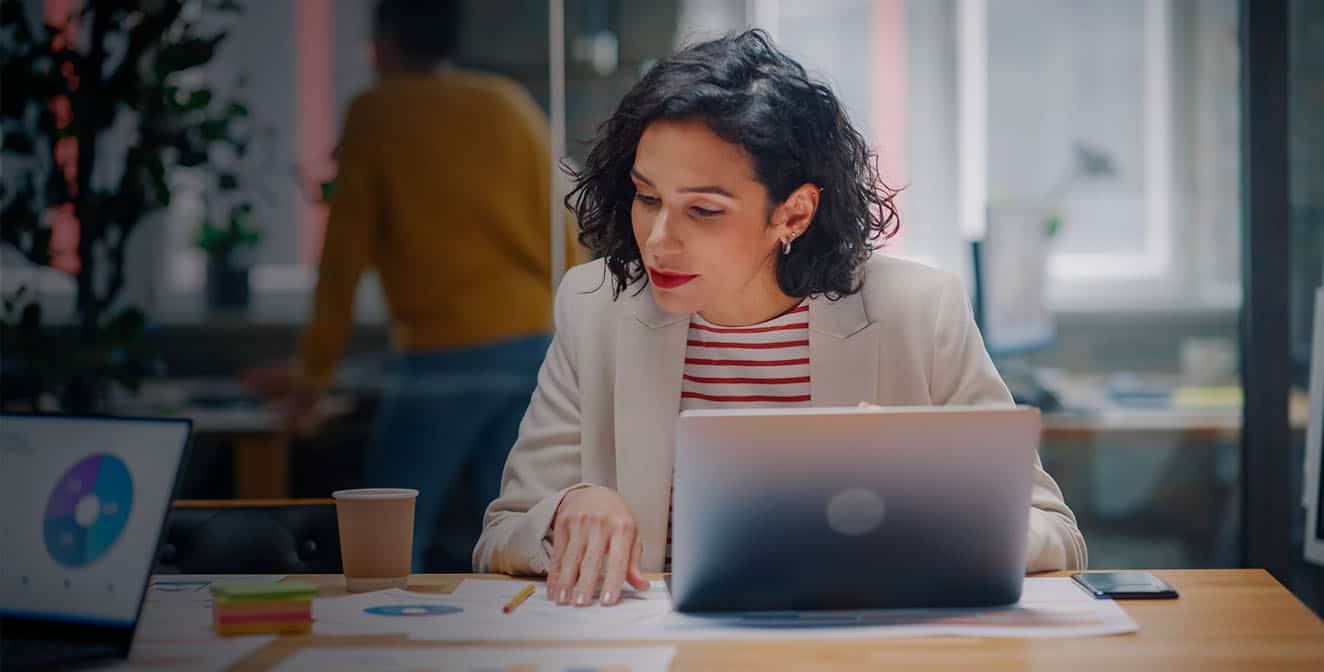 Mulher em frente a computador, representando trabalhadora de e-commerce omnichannel