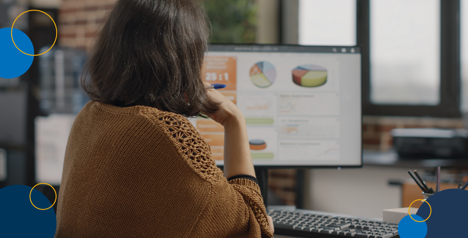 Mulher olhando para um computador e entendendo o processamento de dados