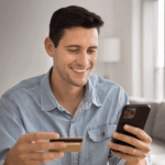 Homem comprando via mobile