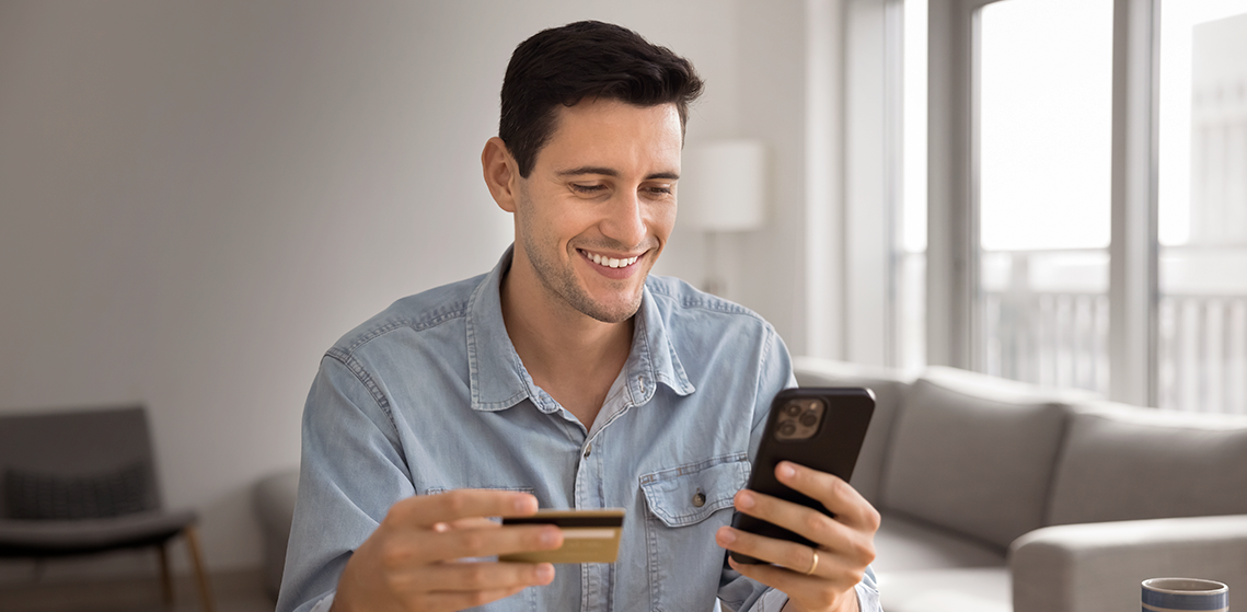 Homem comprando via mobile