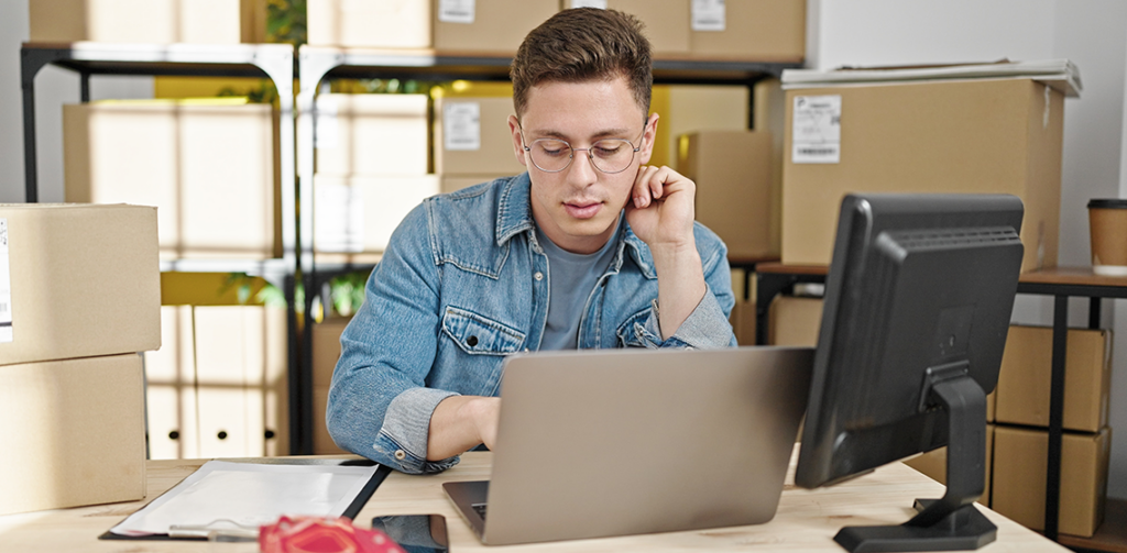Homem usando notebook enquanto se preocupa com fraudes no e-commerce.
