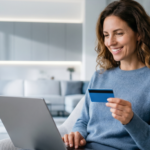 Mulher segurando cartão de crédito azul e digitando em um notebook em busca de tendências do e-commerce